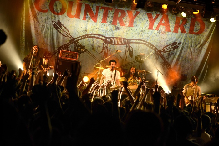 COUNTRY YARD