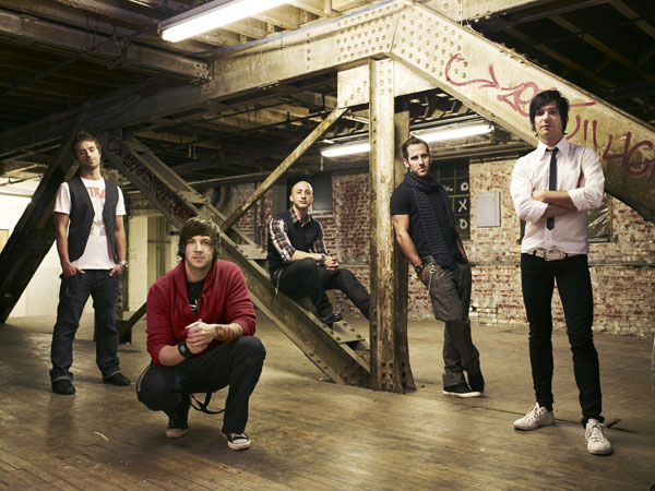 SIMPLE PLAN、新曲「Can't Keep My Hands Off You feat. Rivers Cuomo（WEEZER）」を公開！疾走感溢れる良作！