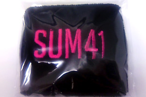 【プレゼント】新作＆来日を控えたSUM 41のリストバンド！
