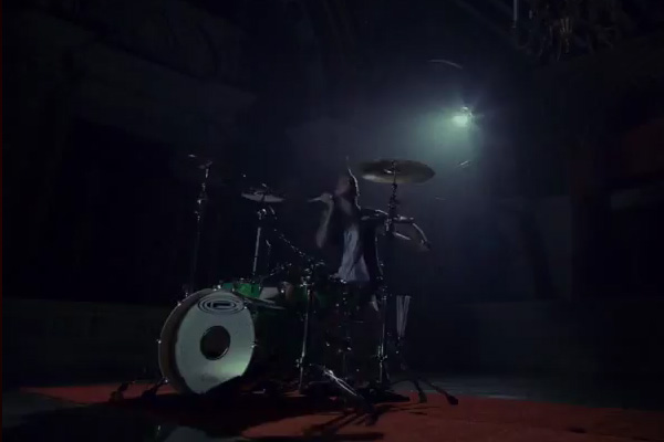 Travis Barker（BLINK182）、ソロ・アルバム『Give The Drummer Some』からニューPV「Let’s Go」を公開！
