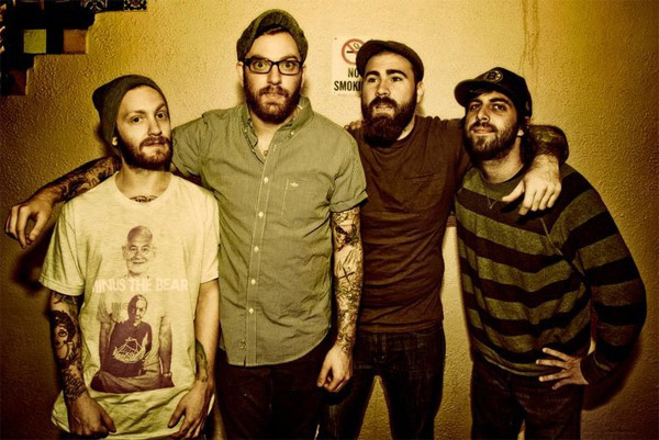FOUR YEAR STRONG、10月にニューアルバム『In Some Way, Shape Or Form』をリリースすることを明らかに！併せて新曲「Stuck In The Middle」も公開！