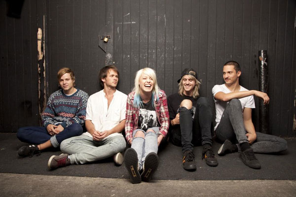 TONIGHT ALIVE、単独公演決定！ライヴ後には来場者全員とのファンミーティング開催！