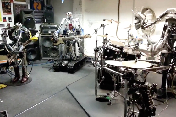 ヘドバンできる機構がヤバい！3体の本物のロボットによるヘヴィ・メタル・バンドCOMPRESSORHEAD、MOTORHEADの名曲「Ace Of Spades」のカヴァーをYouTubeにて公開！