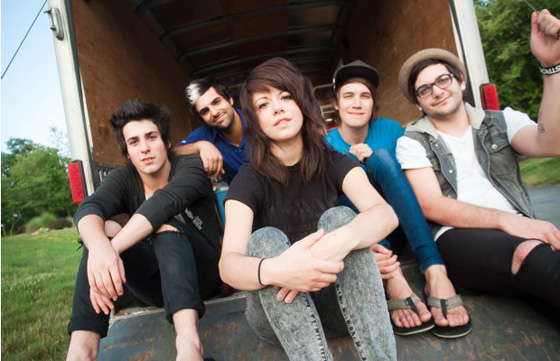 キュートな紅一点ヴォーカルTay Jardine 擁するWE ARE THE IN CROWD、BRAND NEWのカバー「Sic Transit Gloria…Glory Fades」のMVを公開！