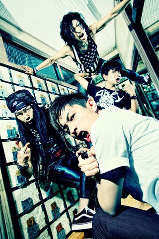TOTALFAT、7/31にミニ・アルバム『SEVEN LIVES』、バンド初となるライヴDVD『FAT ALIVE 1』を同時リリース！レコ発イベント＆ツアーも開催決定！