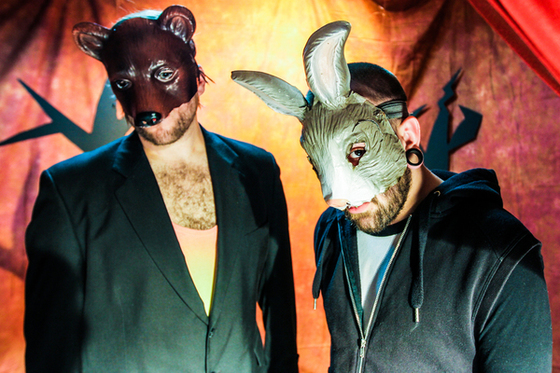 ウサギとクマのマスクでお馴染みの2人組みTHE BUNNY THE BEAR、サウンドを大きく方針転換した最新MV『SADIE』を公開！ 