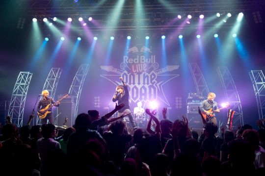 STRUNG OUT、AGAINST ME!がゲスト出演した“Red Bull Live on the Road 2013 Final Stage”！今年のWINNERはSILHOUETTE FROM THE SKYLITに決定！