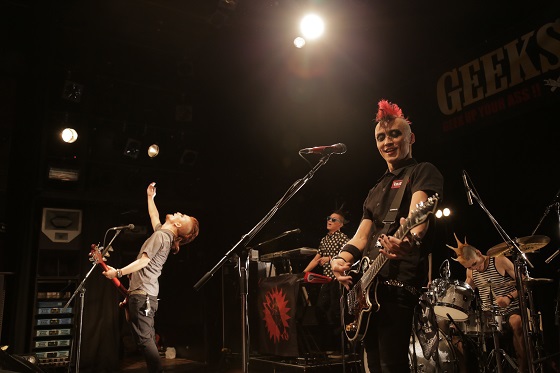GEEKS、渋谷WWWで開催されたツアー・ファイナルにて、来年2/22に下北沢屋根裏でフリー・ワンマン・ライヴの開催を発表！当日は重大発表も