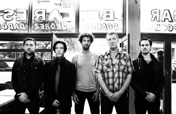 QUEENS OF THE STONE AGE、アメリカのテレビ番組で披露した「Smooth Sailing」のライヴ映像公開！