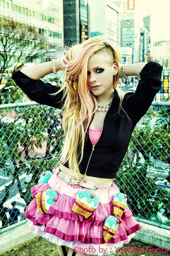 Avril Lavigne 最新アルバムより Hello Kitty のmv公開 ポップでカラフルな街 Tokyo をイメージして日本で初のmv撮影 激ロック ニュース