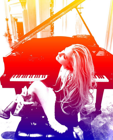 Avril Lavigne、BMGと契約を発表！ ニュー・アルバム制作風景を撮影した動画公開！