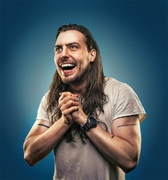 ANDREW W.K.、NYのタイムズ・スクエアにて24時間ドラムを叩き続けるドラム・マラソンの世界記録に挑戦！