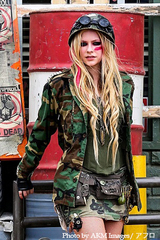 Avril Lavigne、自身初のセルフ・タイトル・アルバム『Avril Lavigne』を11/6にリリース。さらに同アルバム収録曲「Rock N Roll」の最新MV公開