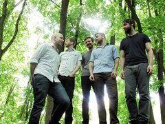 CIRCA SURVIVE、クリスマス・ソング2曲のカヴァー音源を公開！さらにAnthony(Vo)が3歳の息子と共に「Santa Claus Is Coming To Town」をカヴァー！