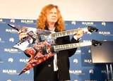 MEGADETHのDave Mustaine、DEAN GUITARSの協力を得て製作したダブル・ネック・ギターを披露！販売価格は約25万円！