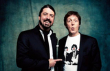 NIRVANA、Paul McCartneyをヴォーカルに迎えた“再結成”ライヴにて、オリジナル曲「Cut Me Some Slack」をプレイ！