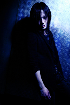 BLOOD STAIN CHILD、VJ/DJ/Manipulatorを担当する新メンバー加入を発表！併せてAki（Synth）がライヴ活動から離れる事を明らかに！