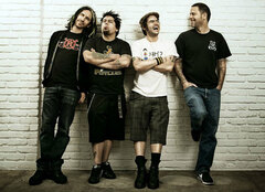 NOFX、シングル『My Stepdad's A Cop And My Stepmom's A Domme』を6/19にリリース！