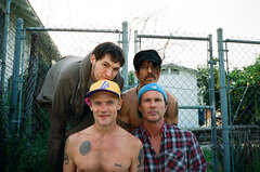 RED HOT CHILI PEPPERS、配信限定シングル第2弾「Magpies/ Victorian Machinary」を本日リリース！全RHCPファン必聴の泣きのバラードが誕生！