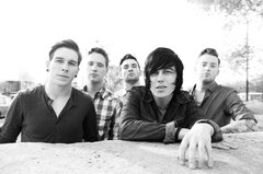 SLEEPING WITH SIRENS、1stアルバムより「If I'm James Dean, You're Audrey Hepburn」のアコースティック・ヴァージョンを披露！