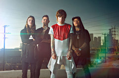 BREATHE CAROLINA、ISSUESのTyler Carterをフィーチャーした新曲「Chasing Hearts」のMVを公開！