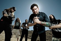 SUICIDE SILENCE、Mitch Lucker追悼ライヴよりAustin Carlile（OF MICE & MEN）をフィーチャーした「Ocd」のパフォーマンス映像公開！