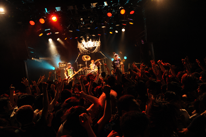 BUZZ THE BEARS、ニュー・ミニ・アルバム『L』のリリースを発表！6月よりツアーの開催も決定