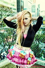 Avril Lavigne、最新アルバムより「Hello Kitty」のMV公開！"ポップでカラフルな街＝TOKYO"をイメージして日本で初のMV撮影！