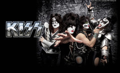 KISS、"21万円超え"の超豪華LPボックス『KISSTERIA - The Vinyl Road Case』を世界1,000セット限定でリリース決定！