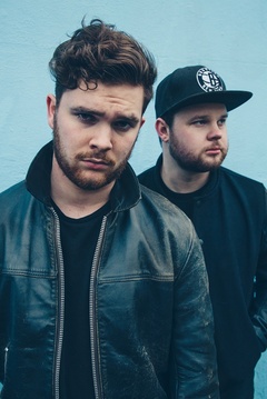 ラウドなブルース・ロックを鳴らすドラム＆ベースの2人組ROYAL BLOOD、デビュー・アルバム『Royal Blood』が全英アルバム・チャート初登場1位獲得！ロック・アルバムとして約3年ぶりの最速セールスを記録！