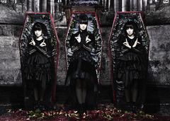 BABYMETAL、タワレコ新宿店のアイドル企画"NO MUSIC, NO IDOL?"の最新版ポスターに登場！TOWER RECORDS全店にてコラボ・ポスター＆新宿店限定でカレンダー・カードの特典も決定！