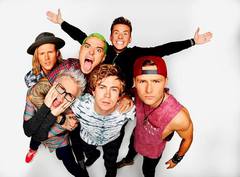 MCFLYとBUSTEDによるスーパー・グループ MCBUSTED、イギリスのテレビ番組で披露した「Air Guitar」のパフォーマンス映像公開！ピンボール・ゲームができるスペシャル・サイトもオープン！