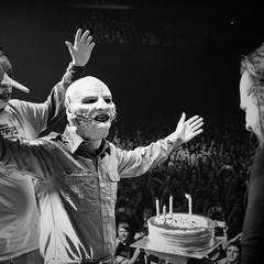 SLIPKNOTのメンバーがKORNのステージに飛び入り！Jonathan Davisの誕生日を観客とともに祝福！