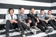 SLEEPING WITH SIRENS、4/22リリースのニュー・アルバム『Madness』より「Gold」他4曲の音源公開！