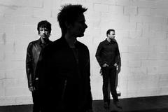 フジロックで来日するMUSE、明日リリースのニュー・アルバム『Drones』のiTunes配信スタート！「Mercy」のMVも公開！