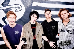 "5秒でハマる"新世代ポップ・パンク 5 SECONDS OF SUMMER、最新アルバム『Sounds Good Feels Good』より米テレビ番組で披露した「Hey Everybody!」のパフォーマンス映像公開！