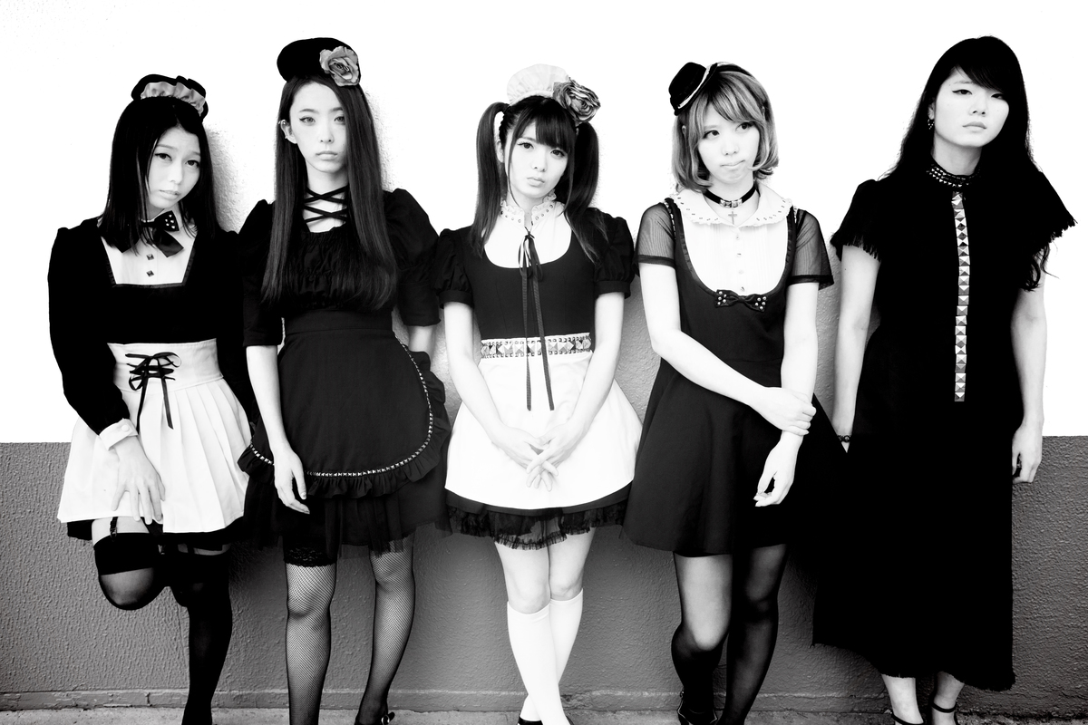 メイド姿でハードロックを奏でるガールズ・ロック・バンド BAND