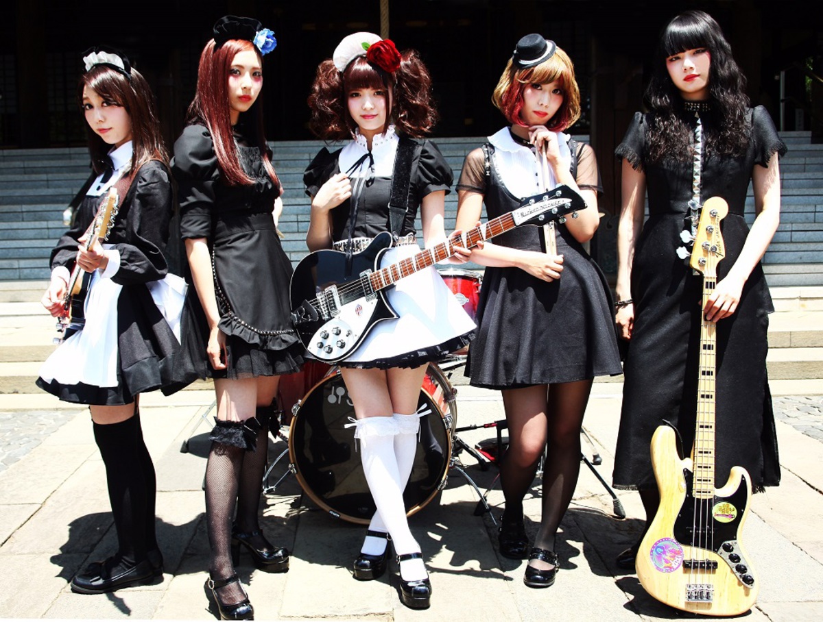 メイド姿でハードロックを奏でるガールズ・ロック・バンド BAND-MAID 