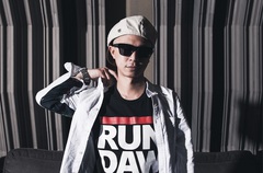 Crystal LakeのRyo（Vo）とヒップホップ・ シーンのカリスマDJ BAKUがタッグを組んだ、ハイブリッドな新曲「NEO KHAOS feat. Ryo (Crystal Lake)」のMV公開！