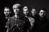 元LOSTPROPHETSのメンバーがTHURSDAYのヴォーカルを迎えて立ち上げた新バンド NO DEVOTION、デビュー・アルバム『Permanence』より「Permanent Sunlight」のMV公開！