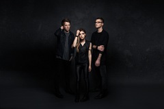 キュートなルックスと確かな歌唱力で注目を集める女性Vo擁する AGAINST THE CURRENT、Adeleのカバー曲「Water Under The Bridge」のパフォーマンス映像公開！