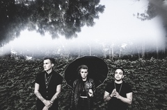 SKRILLEXミーツPARAMORE！？ PVRIS、デビュー・アルバム『White Noise』のデラックス・エディションを4月にリリース決定！新曲「You And I」のMV公開！