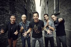 "PUNKSPRING 2016"に出演するSIMPLE PLAN、2/19リリースのニュー・アルバム『Taking One For The Team』より「Opinion Overload」のMV公開！