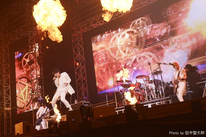 SPYAIR、昨年12月に開催したさいたまスーパーアリーナ公演を完全収録したライヴDVD『DYNAMITE ～シングル全部ヤリマス～』を5/11にリリース決定！