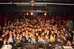 KenKen(RIZE、Dragon Ash、etc)を招いて開催され、300人以上を動員した大阪激ロックDJパーティーの写真満載イベントレポートページを公開！