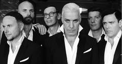 RAMMSTEIN、フランスのメタル・フェス"Hellfest 2016"で披露した「Du Riechst So Gut」のパフォーマンス映像公開！