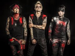 Nikki Sixx（MÖTLEY CRÜE）らによる3ピース・バンド SIXX:A.M.、1日に2都市で行ったライヴの模様を追ったドキュメンタリー映像公開！