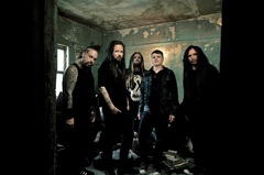 KORN、10/21にリリースするニュー・アルバム『The Serenity Of Suffering』より「Rotting In Vain」のライヴ映像公開！