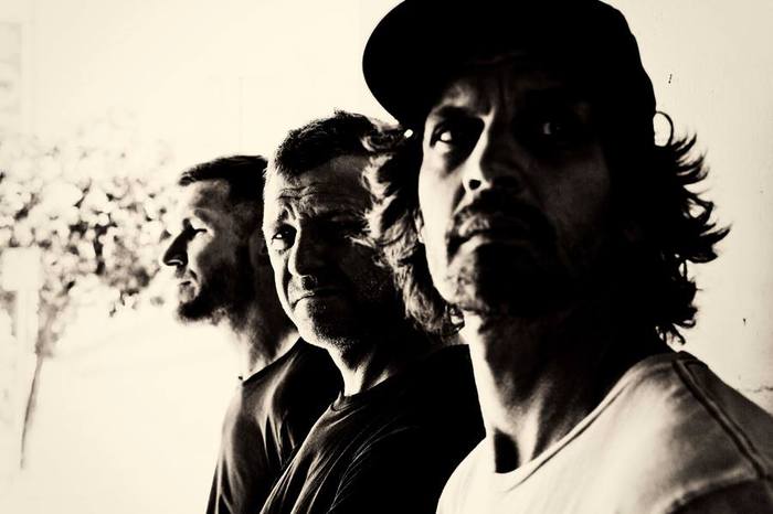 RAGE AGAINST THE MACHINEのベーシスト Tim Commerford率いる新バンド"WAKRAT"、デビュー・アルバムより「Sober Addiction」の音源公開！