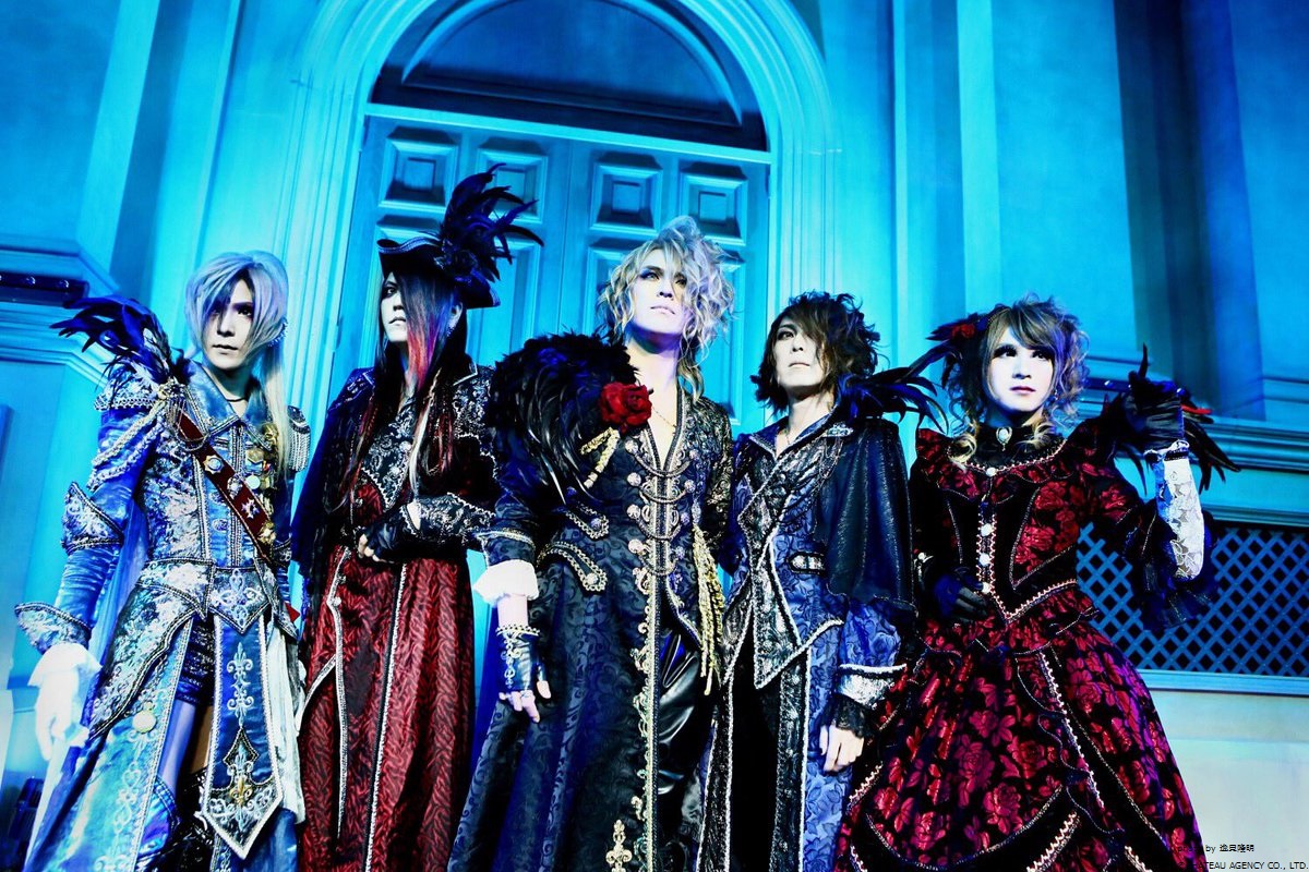 Versailles-thumb-1200xauto-